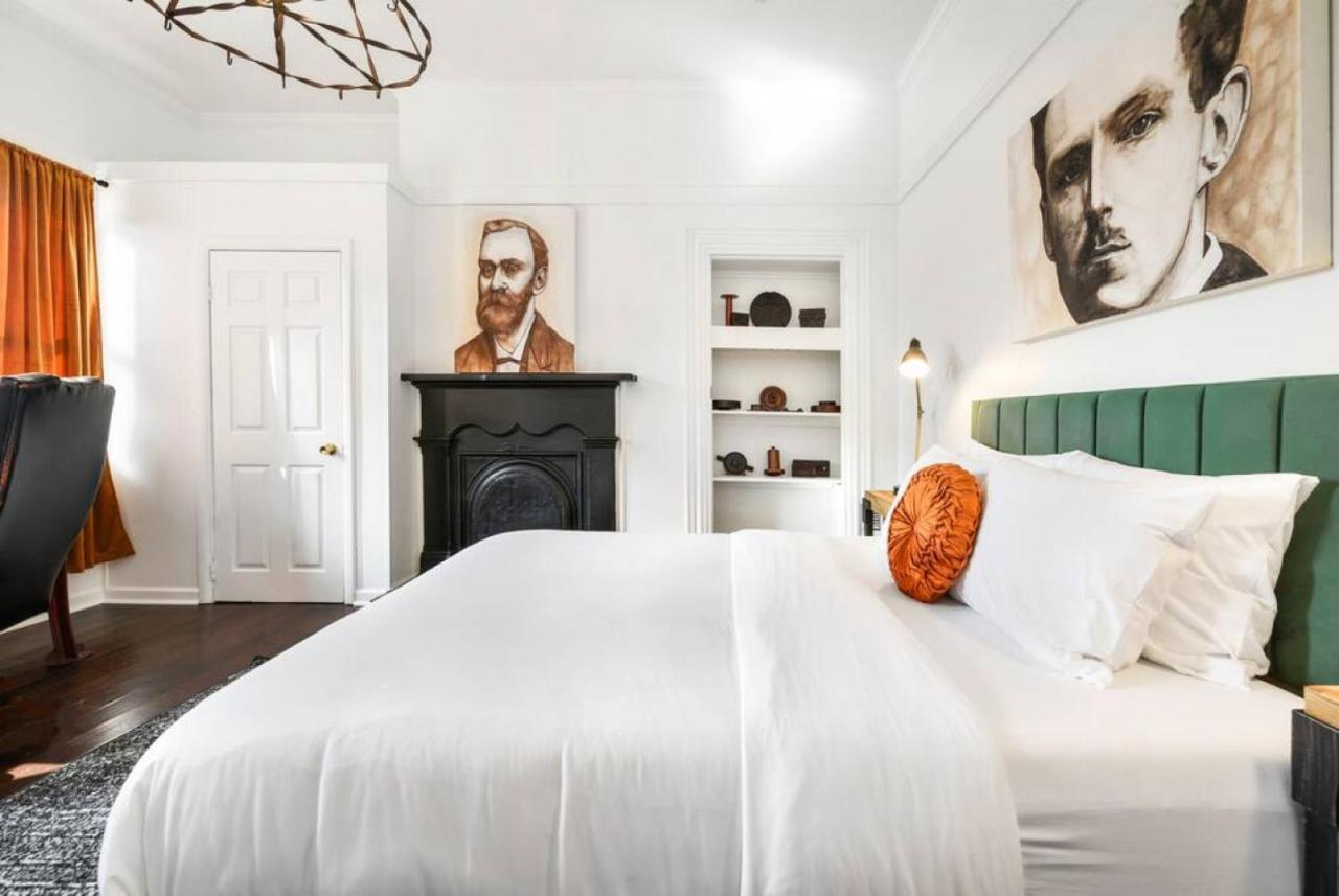 Ferienhaus Hostwise - The Raymer - Famous Artist Home, Driveway Parking, Fire Pit *
